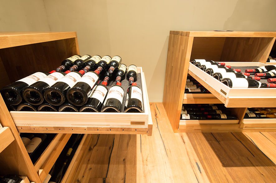 Hoch belastbar: Die Schubladen des Weingestells von Ammann lassen sich trotz des stolzen ­Gewichts ganz leicht bewegen.
